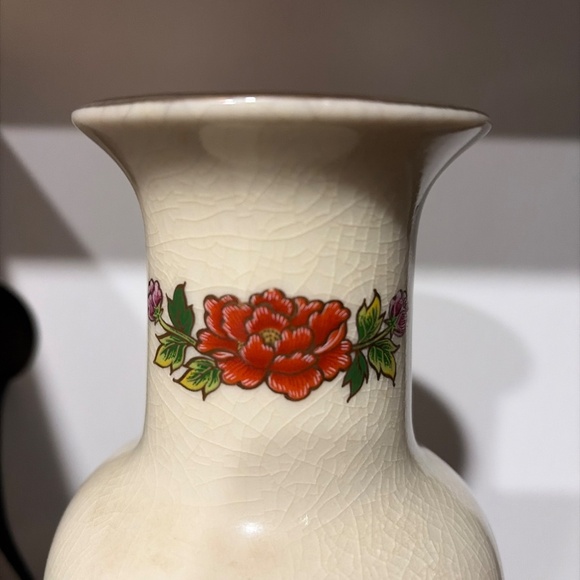 Vintage Yamato Handcrafted Porcelain Vase with Floral Design - Picture 3 of 6